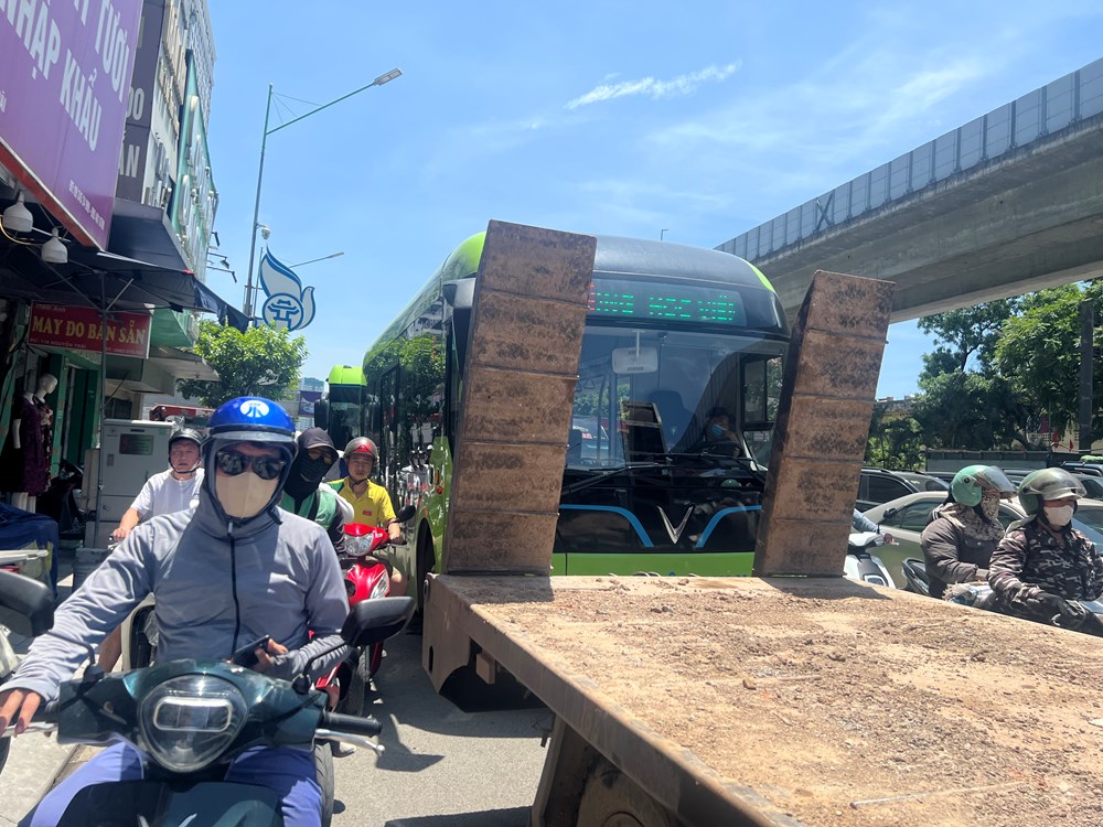 Tắc cứng đường Nguyễn Trãi, nhiều ô tô vẫn ngang nhiên lấn chiếm lòng đường - ảnh 2