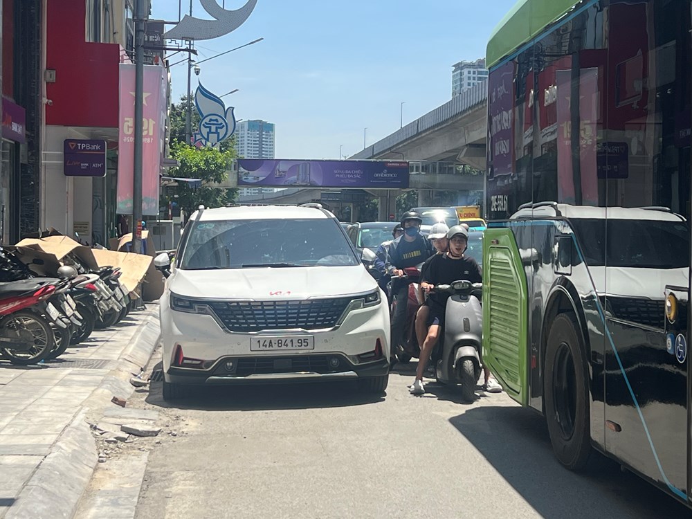 Tắc cứng đường Nguyễn Trãi, nhiều ô tô vẫn ngang nhiên lấn chiếm lòng đường - ảnh 5