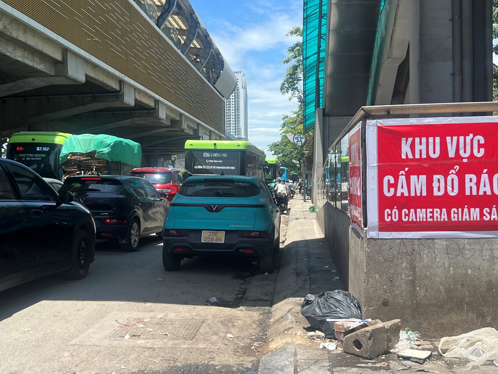 Tắc cứng đường Nguyễn Trãi, nhiều ô tô vẫn ngang nhiên lấn chiếm lòng đường - ảnh 6