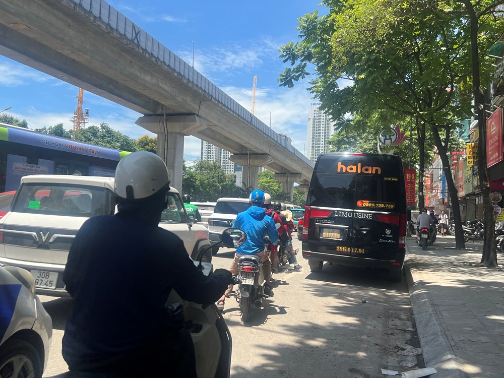 Tắc cứng đường Nguyễn Trãi, nhiều ô tô vẫn ngang nhiên lấn chiếm lòng đường - ảnh 9