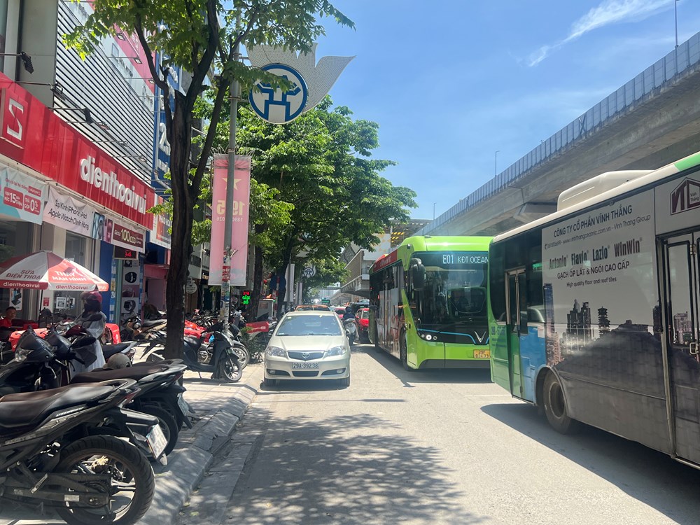 Tắc cứng đường Nguyễn Trãi, nhiều ô tô vẫn ngang nhiên lấn chiếm lòng đường - ảnh 7