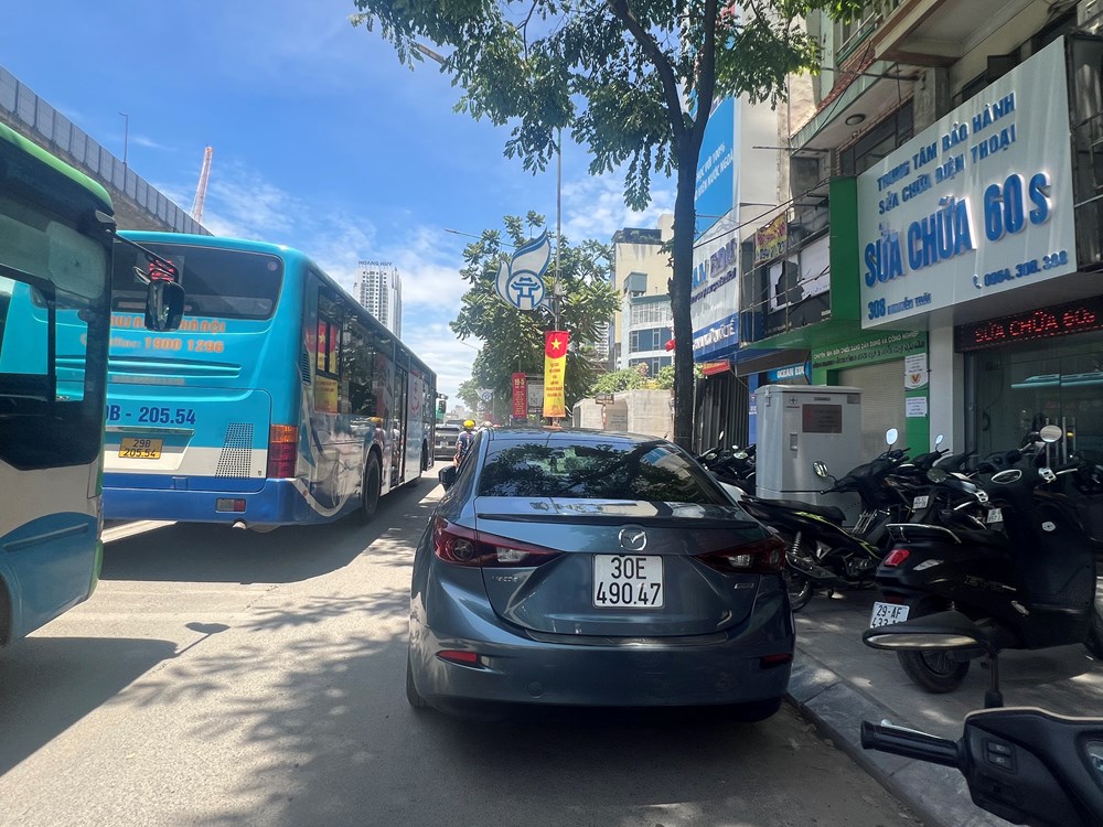 Tắc cứng đường Nguyễn Trãi, nhiều ô tô vẫn ngang nhiên lấn chiếm lòng đường - ảnh 8