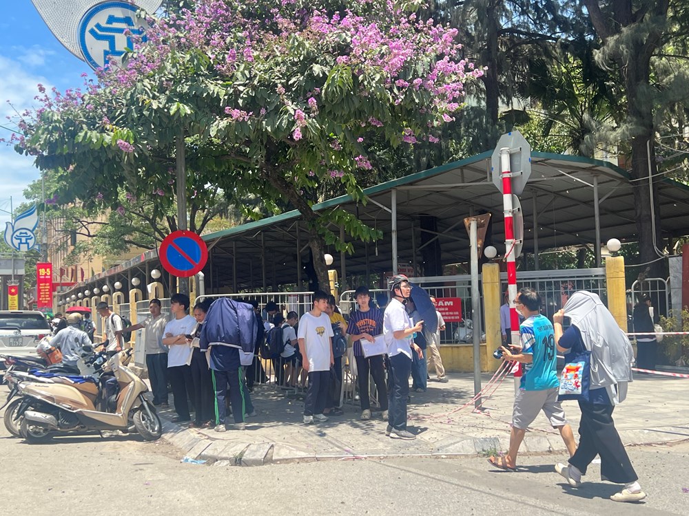 Tắc cứng đường Nguyễn Trãi, nhiều ô tô vẫn ngang nhiên lấn chiếm lòng đường - ảnh 11