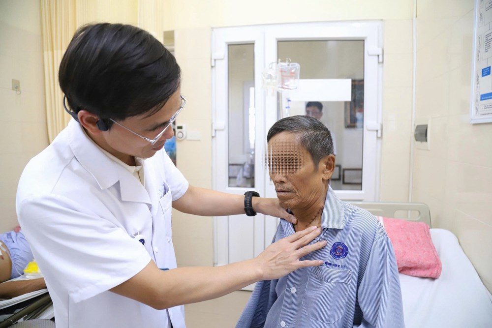 Hút thuốc lá nhiều năm, người bệnh gặp thách thức khi điều trị ung thư - ảnh 1