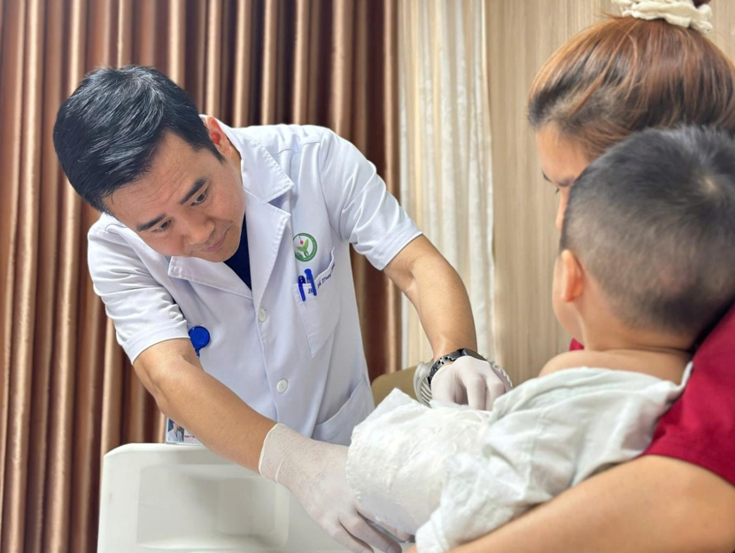 Phẫu thuật nối bàn tay gần đứt rời cho bé 22 tháng tuổi - ảnh 3