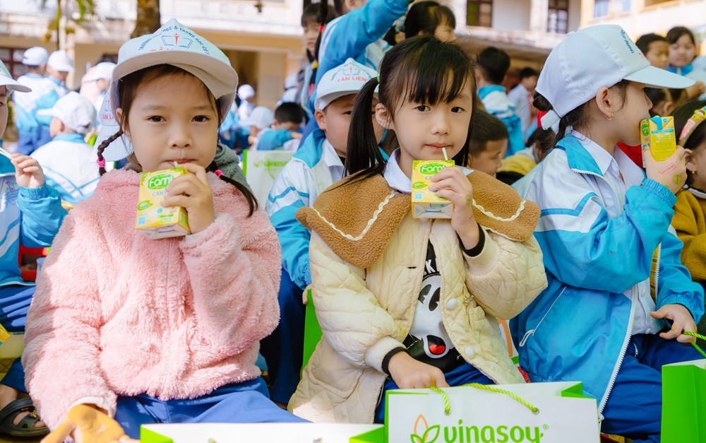 Hơn 15.700 học sinh vùng khó khăn được hỗ trợ từ Chương trình “Sữa đậu nành học đường” - ảnh 3