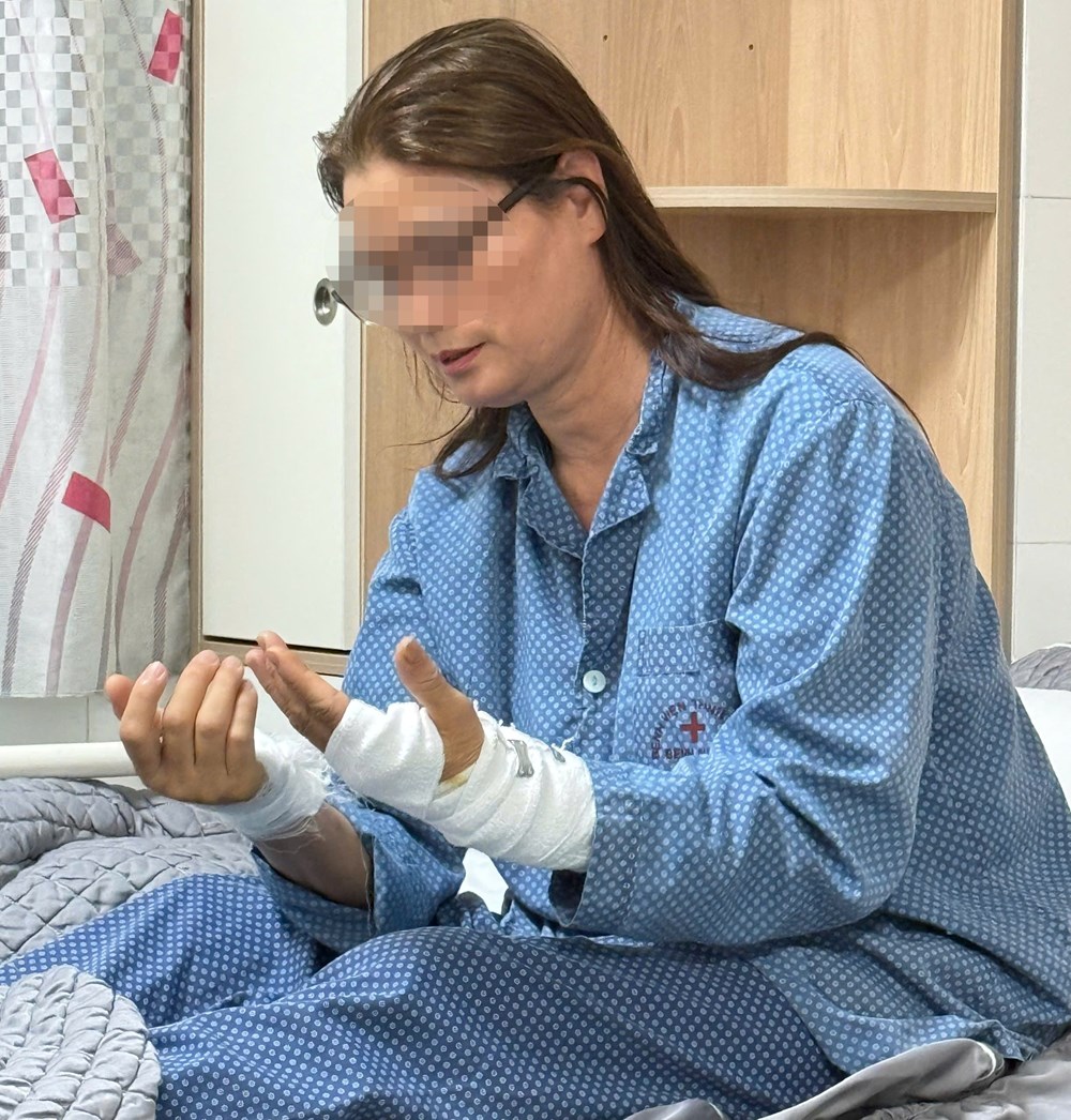 Vì sao phụ nữ 40 - 60 tuổi hay bị tê bì, đau buốt bàn tay, cổ tay? - ảnh 1