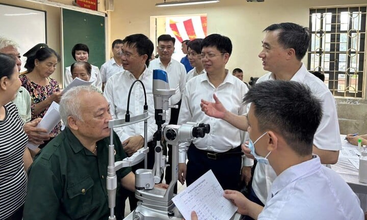 Bắc Ninh: Hội Thầy thuốc trẻ Việt Nam khám bệnh, cấp thuốc tặng quà tri ân người có công - ảnh 2