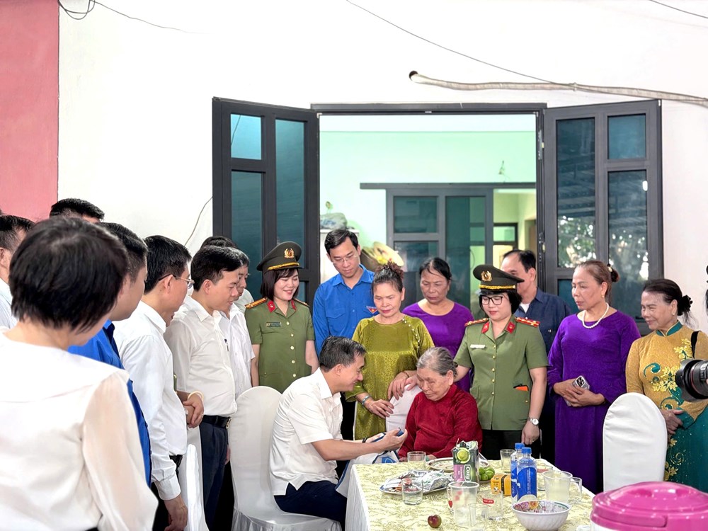 Bắc Ninh: Hội Thầy thuốc trẻ Việt Nam khám bệnh, cấp thuốc tặng quà tri ân người có công - ảnh 1