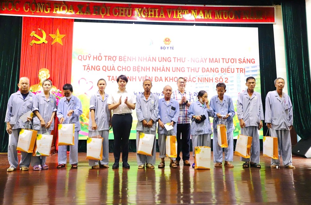 Bắc Ninh: Hội Thầy thuốc trẻ Việt Nam khám bệnh, cấp thuốc tặng quà tri ân người có công - ảnh 3
