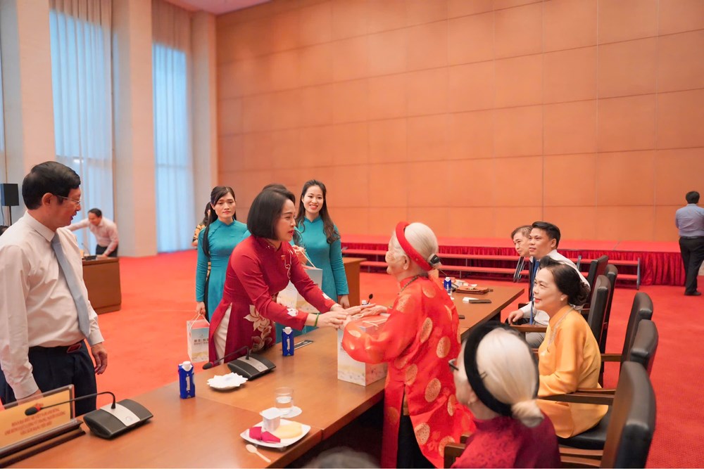 Phó Chủ tịch Quốc hội Nguyễn Thị Thanh gặp mặt Mẹ Việt Nam Anh hùng, người có công tiêu biểu - ảnh 2