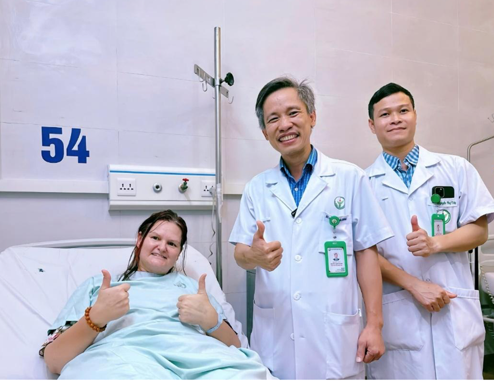 Chờ 4 năm chưa được phẫu thuật, người phụ nữ New Zealand đến Việt Nam thay khớp háng - ảnh 2