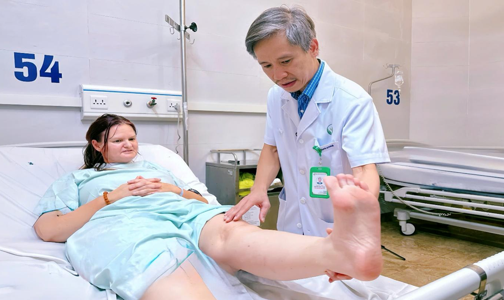 Chờ 4 năm chưa được phẫu thuật, người phụ nữ New Zealand đến Việt Nam thay khớp háng - ảnh 1