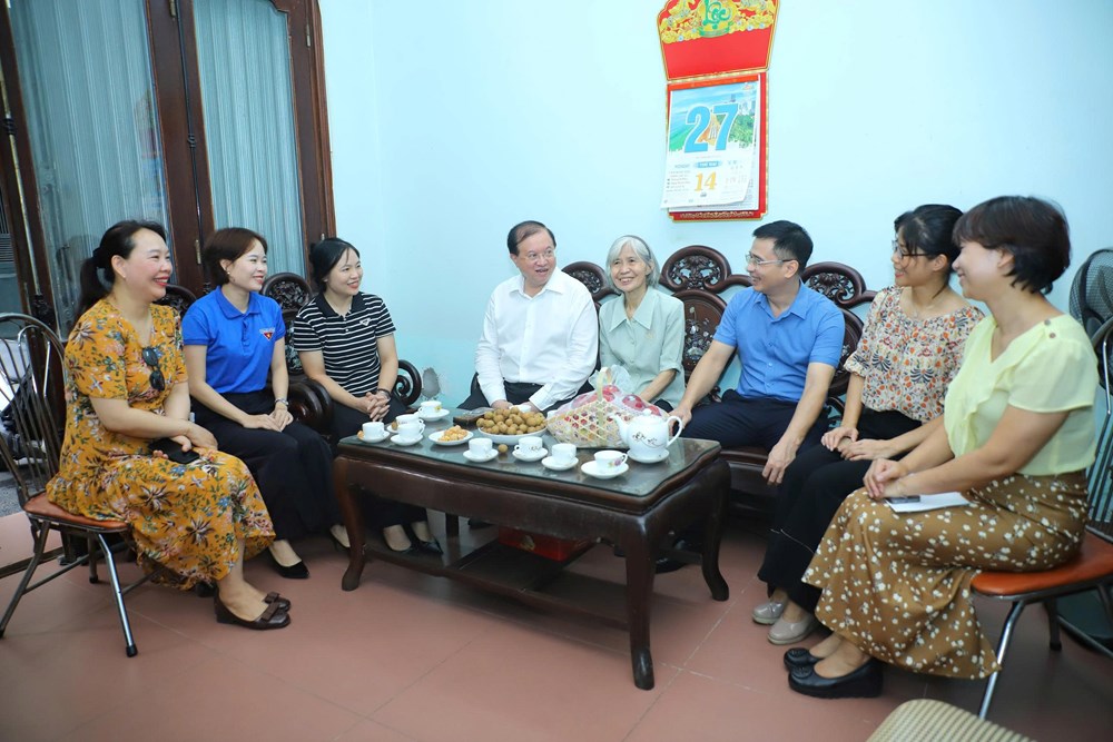 Lãnh đạo Bộ VHTTDL tri ân thân nhân gia đình liệt sĩ nhân kỷ niệm 79 năm Ngày Thương binh - Liệt sĩ  - ảnh 3