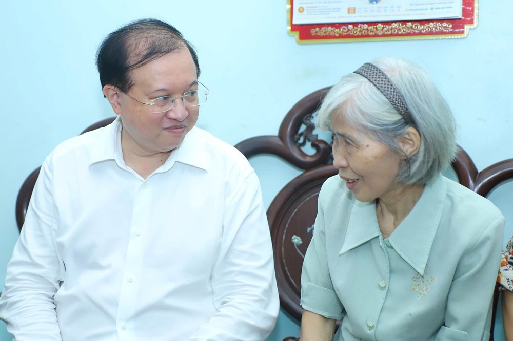 Lãnh đạo Bộ VHTTDL tri ân thân nhân gia đình liệt sĩ nhân kỷ niệm 79 năm Ngày Thương binh - Liệt sĩ  - ảnh 2