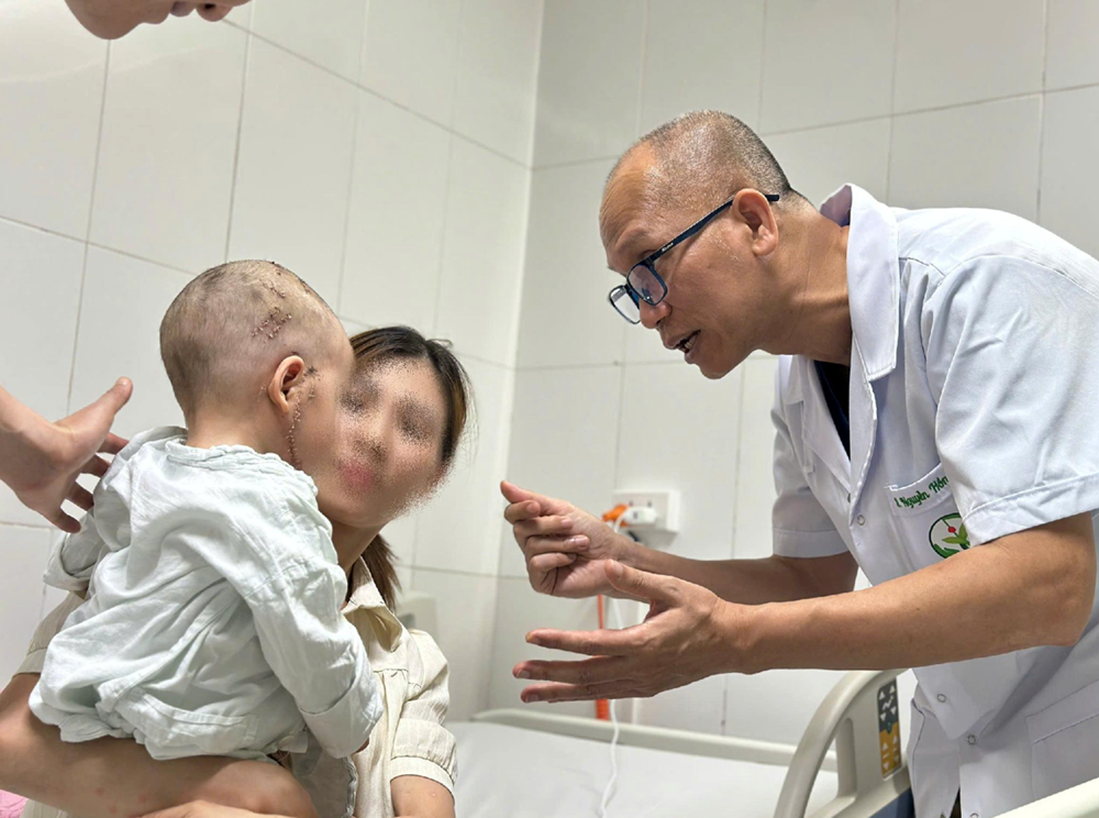 Bé trai 26 tháng tuổi bị chó nhà cắn nát vùng hàm mặt - ảnh 2