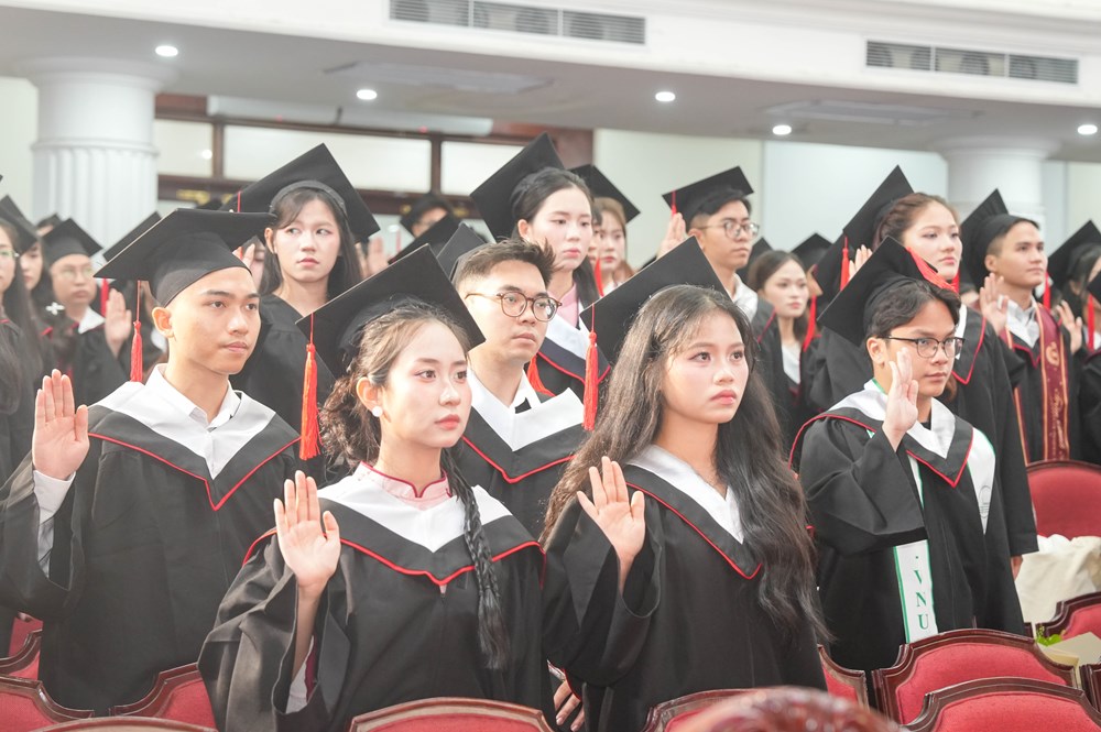 Lời nhắn nhủ của Hiệu trưởng Trường ĐH Y Dược tới hơn 400 tân bác sĩ, dược sĩ - ảnh 5