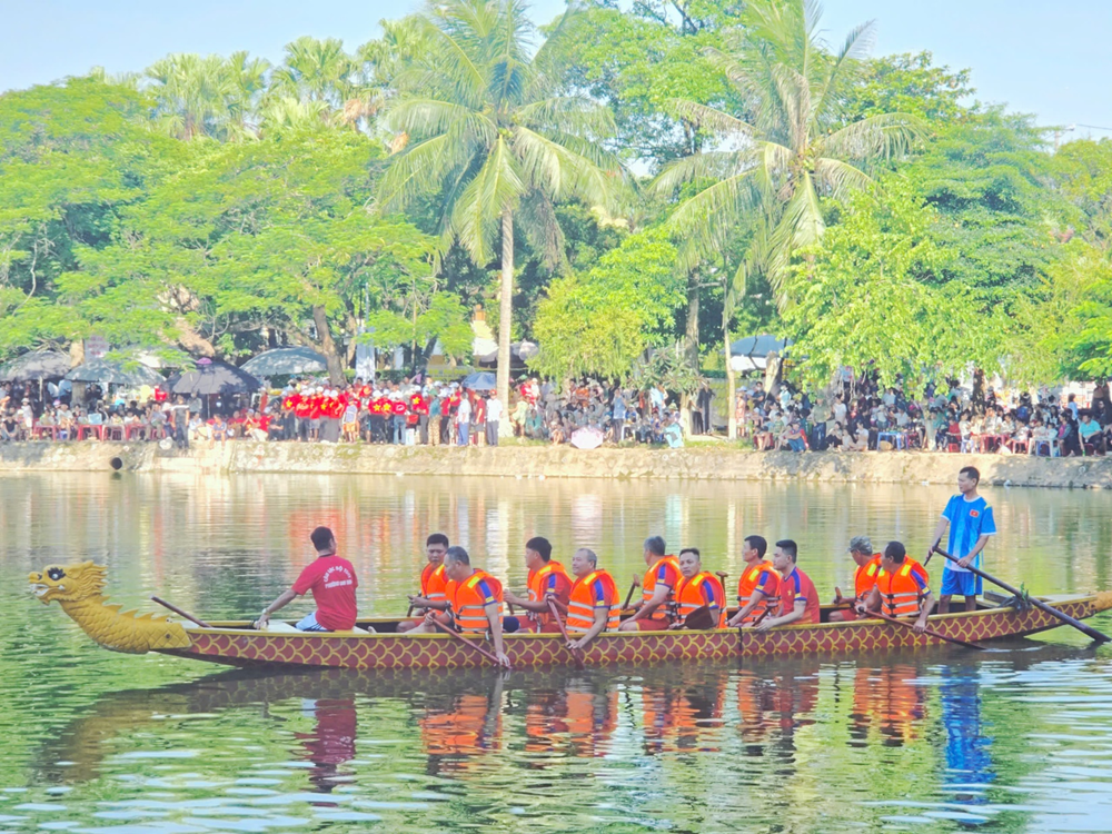 Mừng Quốc khánh bằng những đường đua thuyền chải trên Hồ Bán Nguyệt - ảnh 1