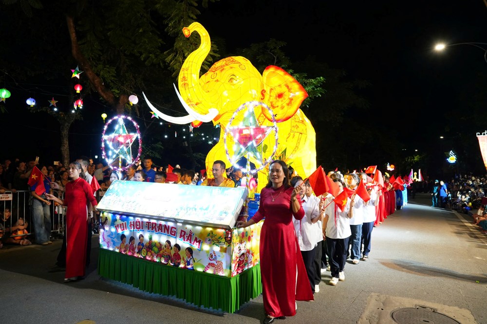 Diễu hành 13 mô hình đèn Trung thu mang sắc màu Xứ Đoài - ảnh 3
