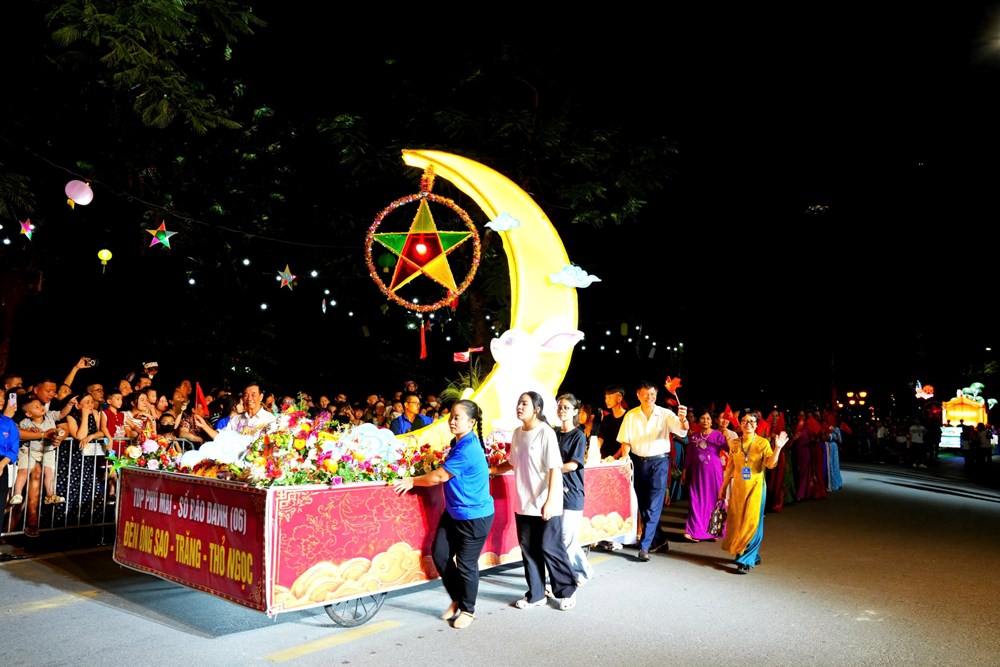 Diễu hành 13 mô hình đèn Trung thu mang sắc màu Xứ Đoài - ảnh 4