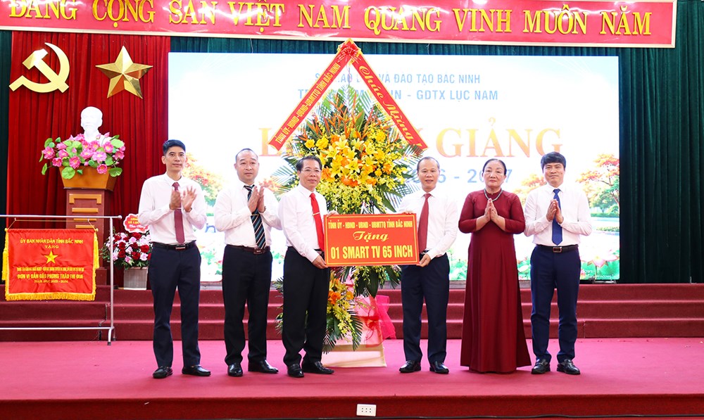 Thường trực Ban Bí thư Trần Cẩm Tú dự Lễ khai giảng tại Bắc Ninh - ảnh 5