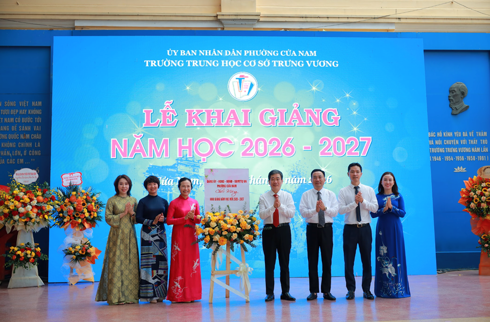Tưng bừng khai giảng ở ngôi trường hơn 100 năm tuổi giữa lòng Hà Nội - ảnh 1