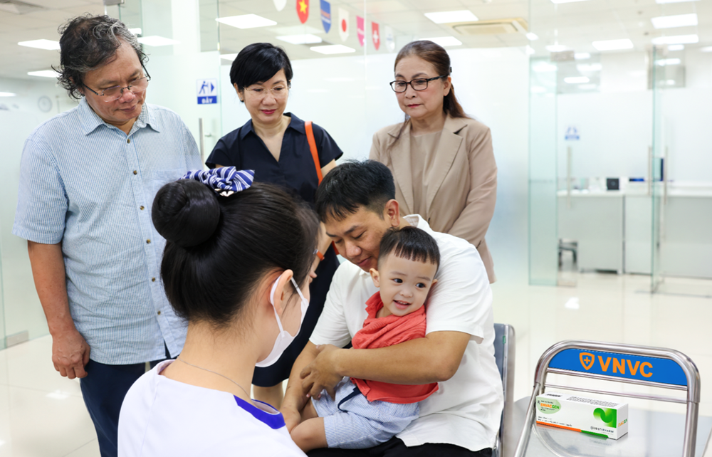 Hàng vạn gia đình đưa trẻ đi tiêm vắcxin tay chân miệng phòng nguy cơ biến chứng nặng - ảnh 2