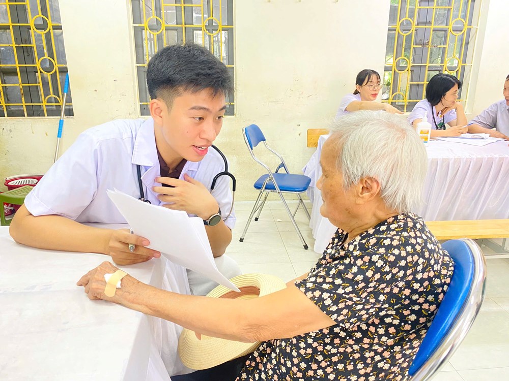 Bộ Y tế đề nghị tăng cường chăm sóc sức khỏe người cao tuổi - ảnh 1