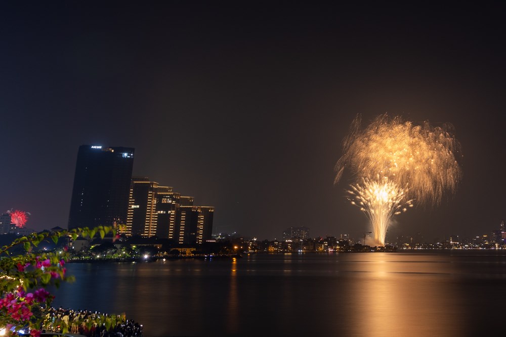 Hà Nội rực rỡ pháo hoa mừng Ngày Giải phóng Thủ đô - ảnh 4