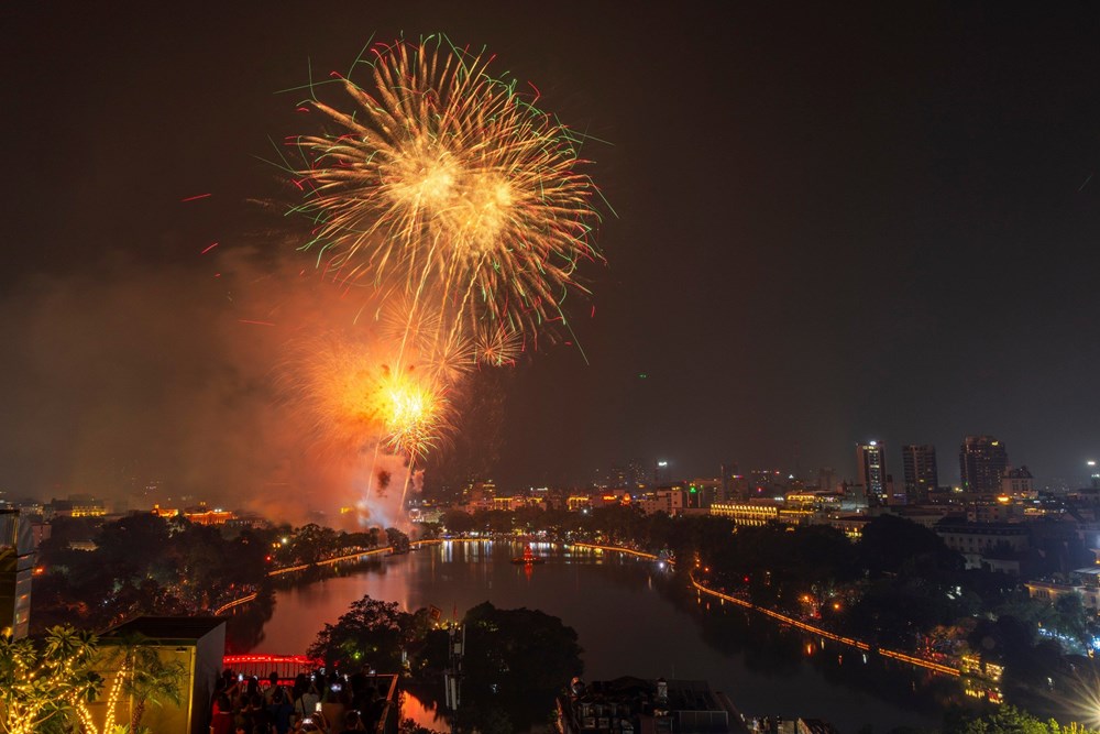 Hà Nội rực rỡ pháo hoa mừng Ngày Giải phóng Thủ đô - ảnh 2