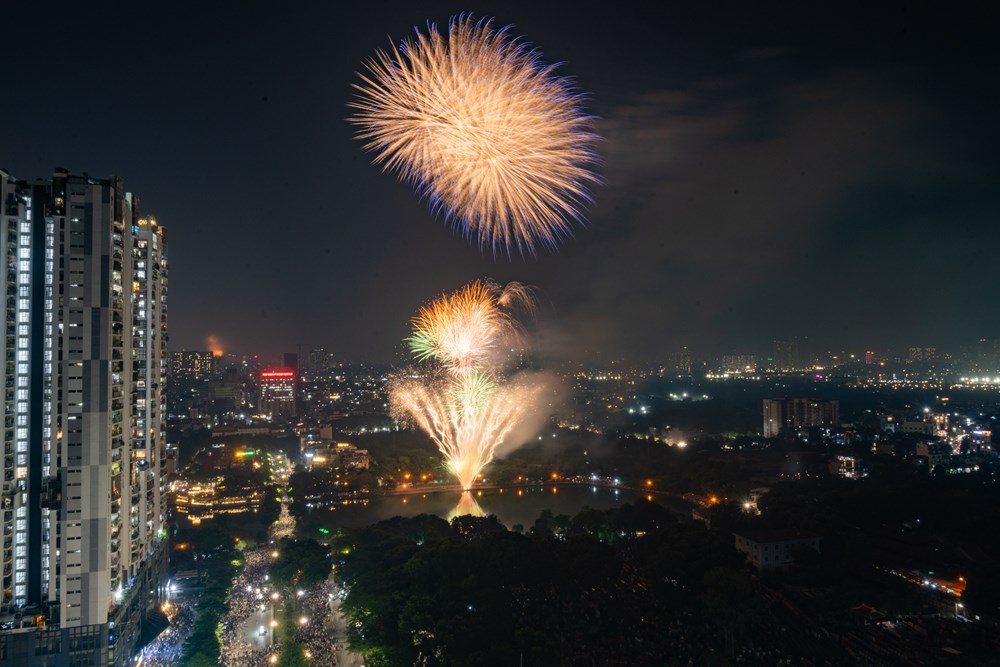 Hà Nội rực rỡ pháo hoa mừng Ngày Giải phóng Thủ đô - ảnh 7