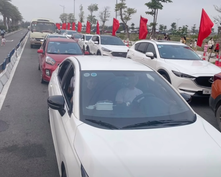 Du khách chờ phà đi Cát Bà từ 5h30 sáng - ảnh 3