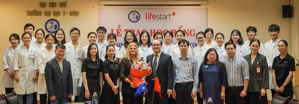 Trao tặng học bổng gần 5 tỉ đồng cho sinh viên ngành Y các tỉnh miền Trung - ảnh 2