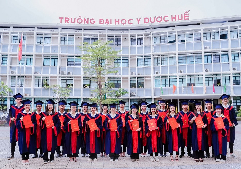 Trao tặng học bổng gần 5 tỉ đồng cho sinh viên ngành Y các tỉnh miền Trung - ảnh 1