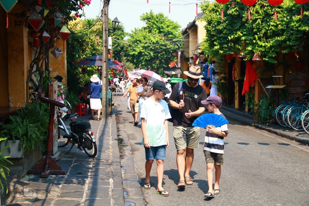 Du lịch “trốn” nắng dịp lễ 30.4-1.5 - ảnh 1