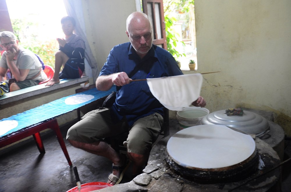 Khách Tây “trổ tài” tráng mì Quảng - ảnh 3