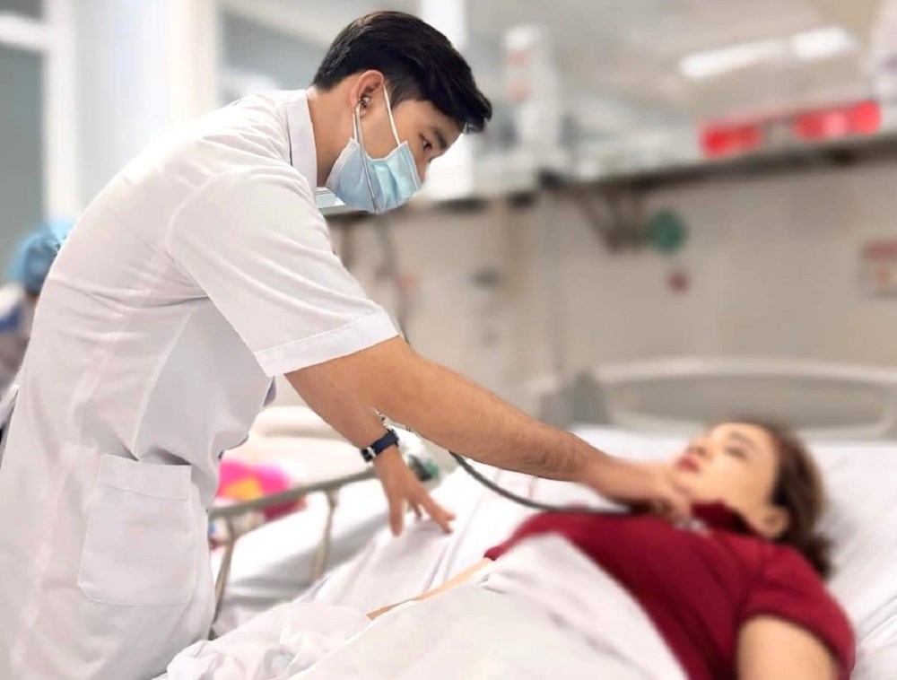 Bị hơn 20 con ong vò vẽ đốt, người phụ nữ nhập viện cấp cứu - ảnh 1