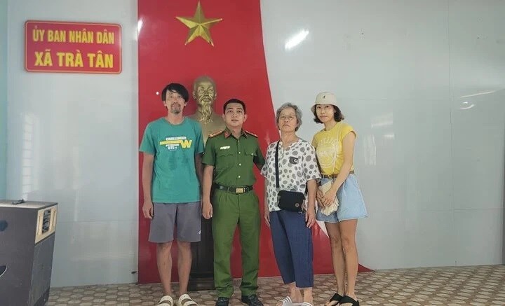 Công an xã ở Quảng Nam giúp du khách Hàn Quốc đi lạc đường đoàn tụ với gia đình - ảnh 1