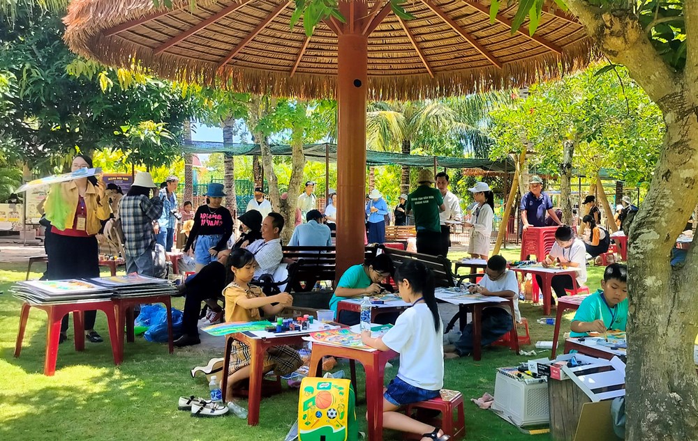 Gần 100 thí sinh sôi nổi tranh tài tại Hội thi mỹ thuật thiếu nhi Quảng Nam - ảnh 1