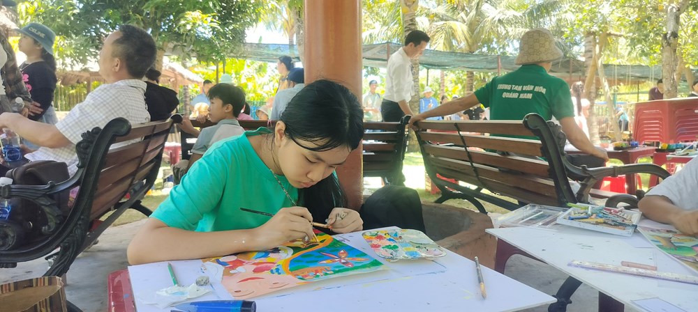 Gần 100 thí sinh sôi nổi tranh tài tại Hội thi mỹ thuật thiếu nhi Quảng Nam - ảnh 2
