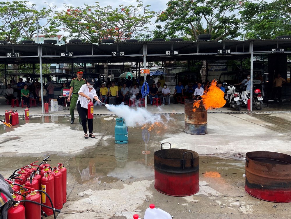 Huấn luyện nghiệp vụ cho lực lượng PCCC cơ sở ở Hội An - ảnh 1