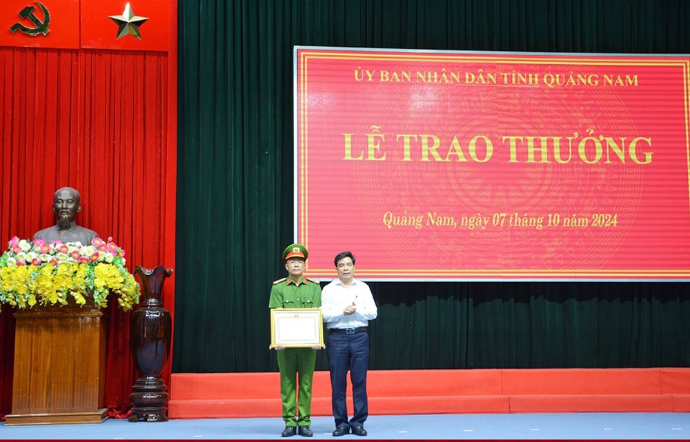 Khen thưởng nhiều tập thể, cá nhân Công an về thành tích đấu tranh với tội phạm - ảnh 2