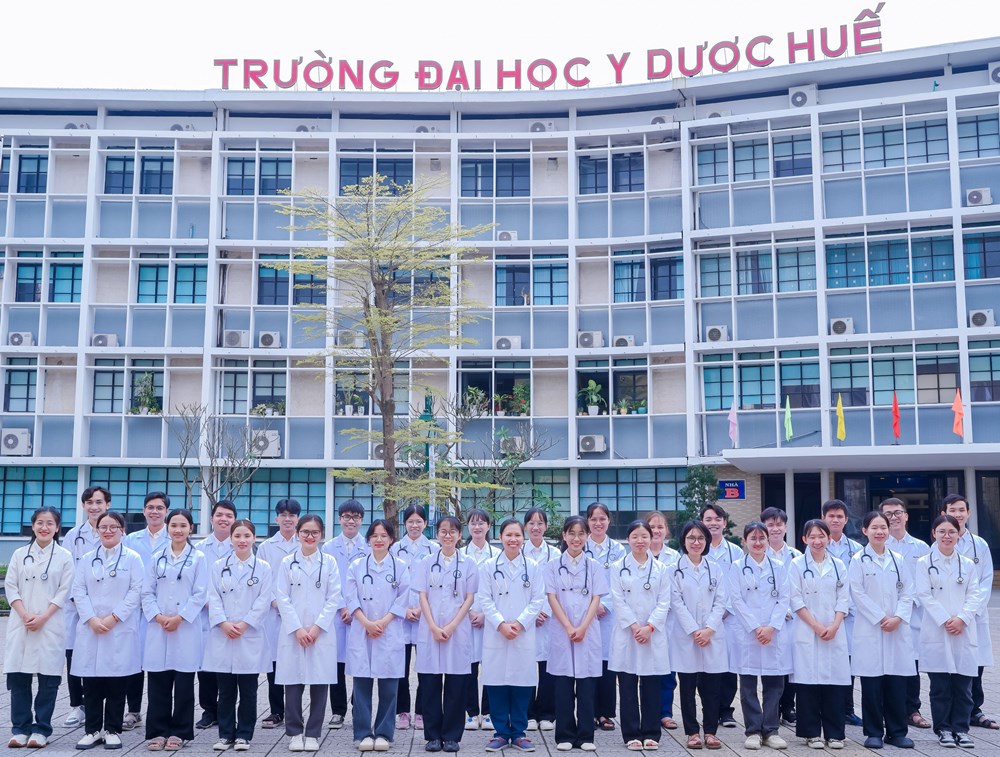 Hơn 1,5 tỉ đồng trao tặng cho sinh viên ngành Y có hoàn cảnh khó khăn ở miền Trung - ảnh 2