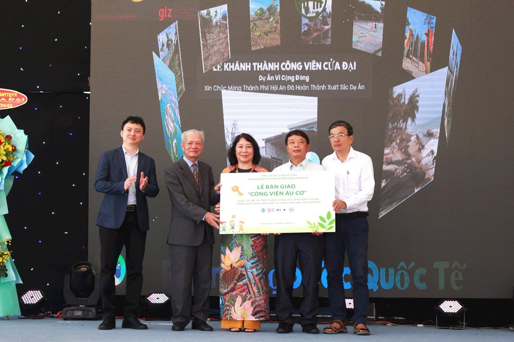 Bàn giao dự án hỗ trợ phòng chống xói lở bờ biển Cửa - ảnh 1