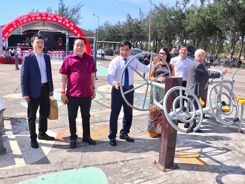 Bàn giao dự án hỗ trợ phòng chống xói lở bờ biển Cửa - ảnh 2
