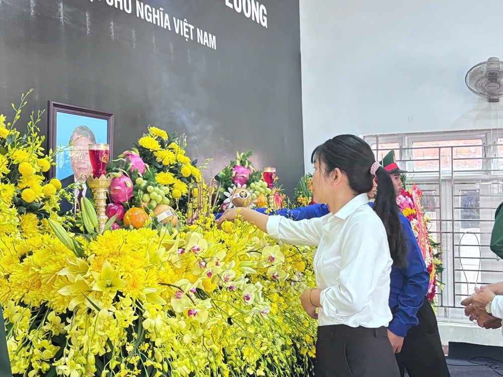 Lễ viếng nguyên Chủ tịch nước Trần Đức Lương tại quê nhà Quảng Ngãi - ảnh 11