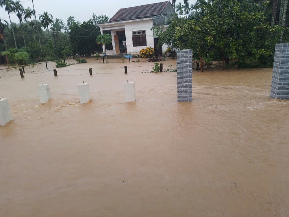 Mưa lớn kéo dài, một thôn ở Quảng Nam bị ngập sâu, cô lập - ảnh 2