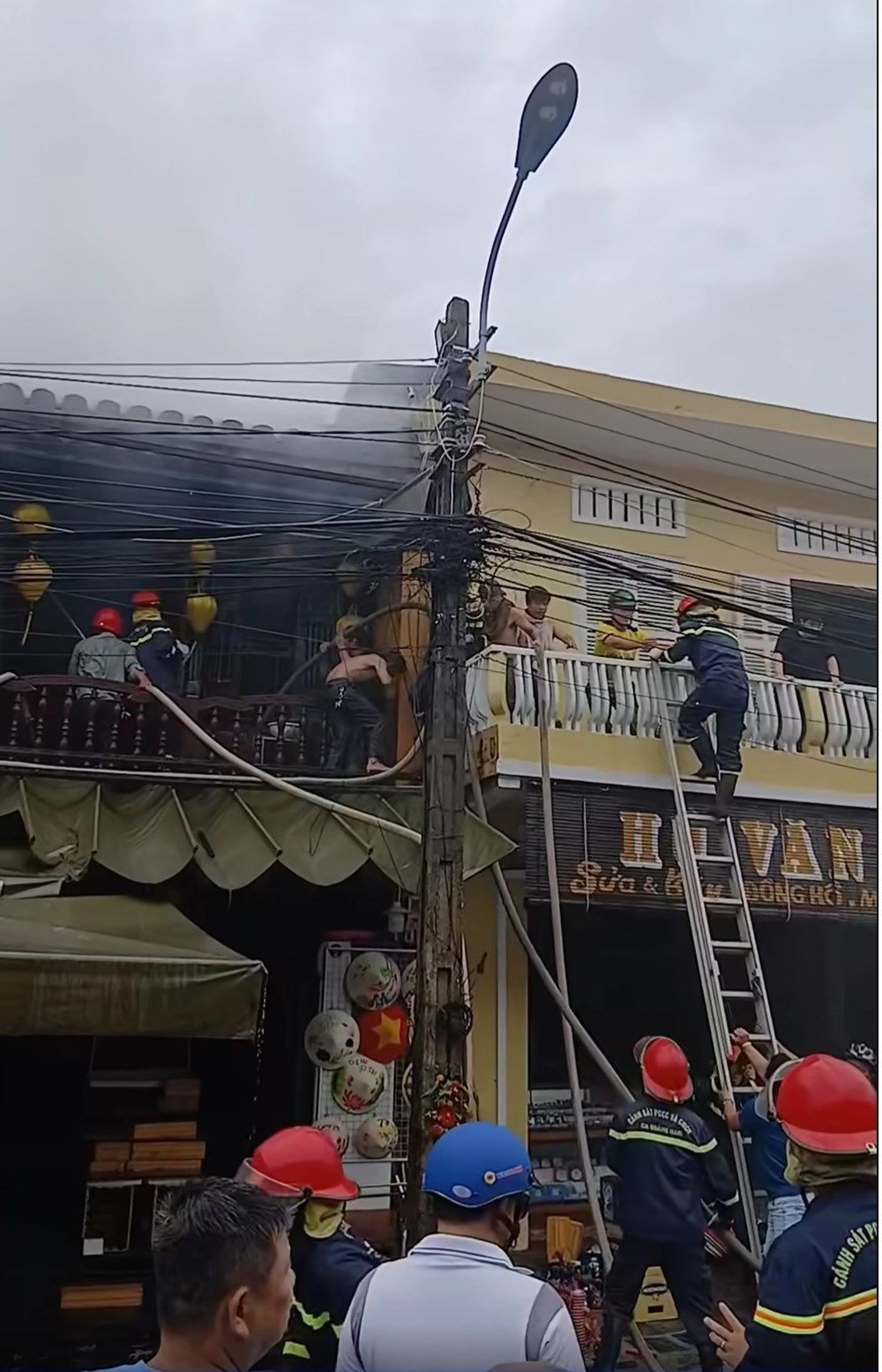 Cháy cửa hàng lưu niệm gần kề chợ Hội An - ảnh 3