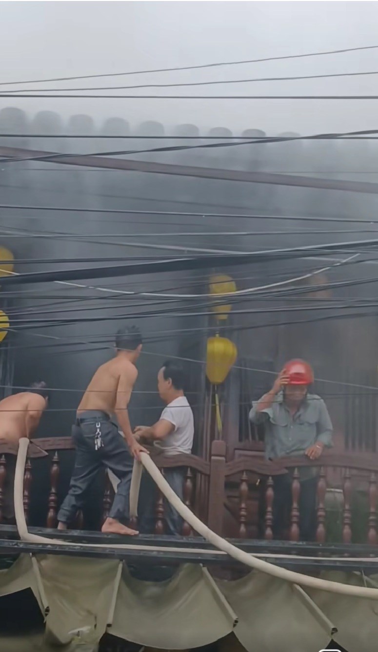 Cháy cửa hàng lưu niệm gần kề chợ Hội An - ảnh 2