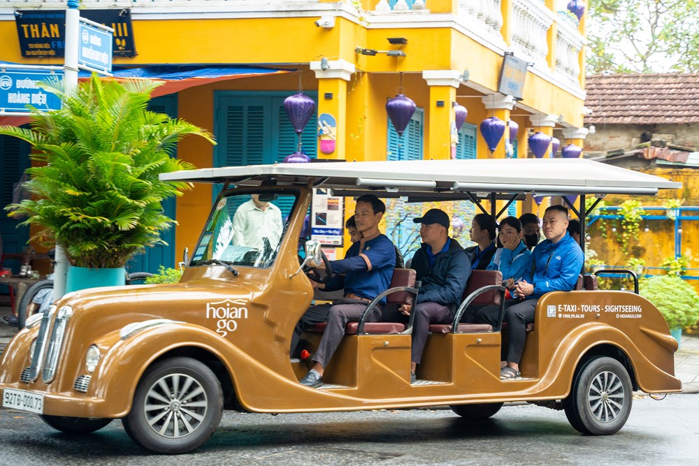 Đề xuất đặt biển báo 30km/h trên một số tuyến đường, tháo gỡ khó khăn cho xe điện ở Hội An - ảnh 1